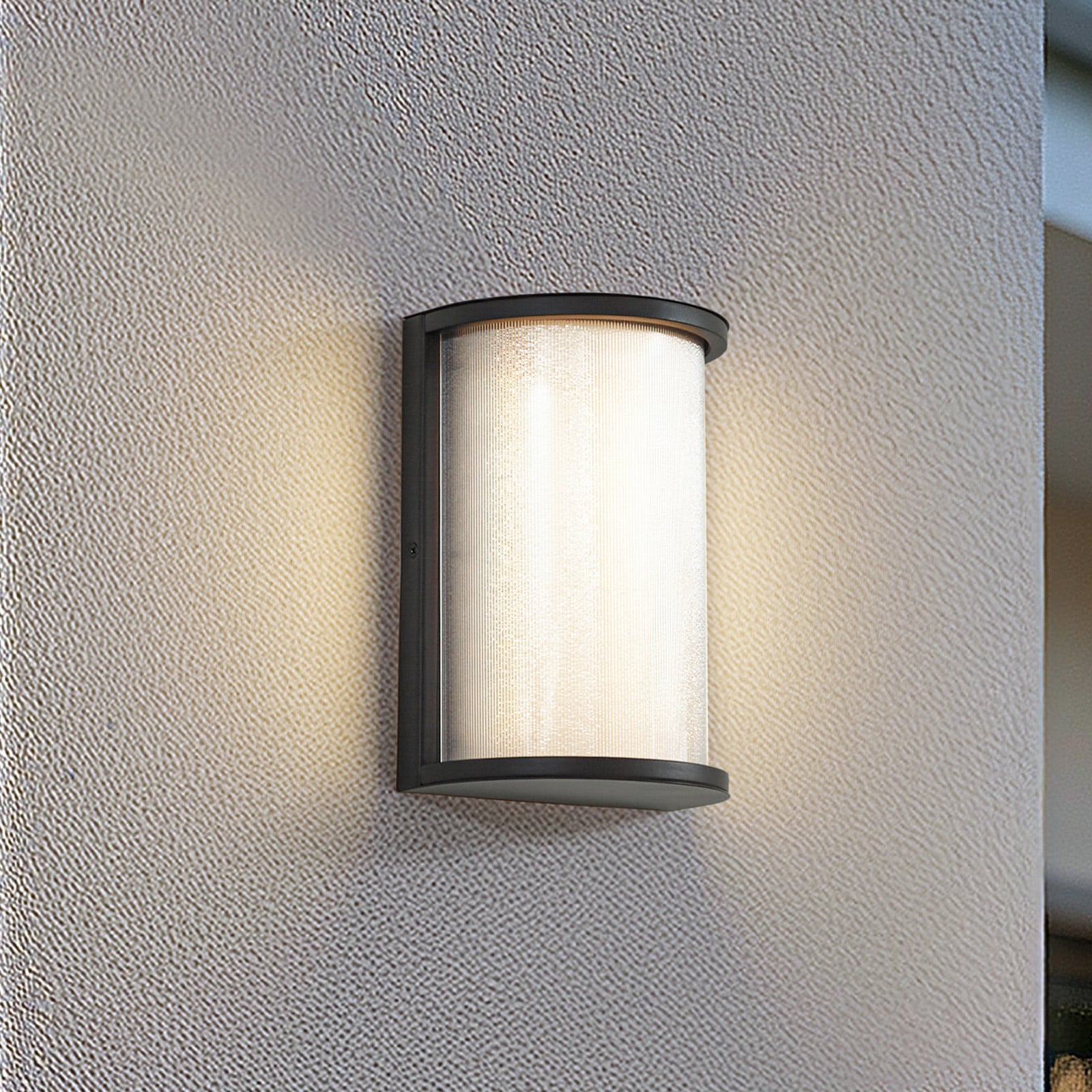 Calvik LED-ulkoseinävalaisin, IP44, musta, 24 cm, uurrettu